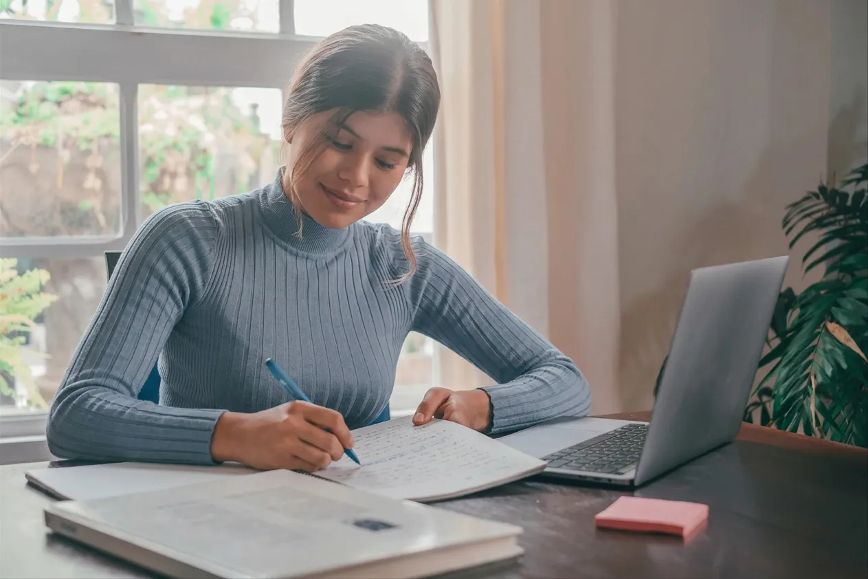 Estudiante inscribiéndose Online UVP